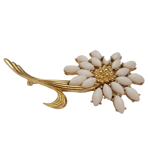 Trifari TM Gold Tone White Plastic Rhinestone Stemmed Flower Brooch, Signed E611 - Picture 3 of 9